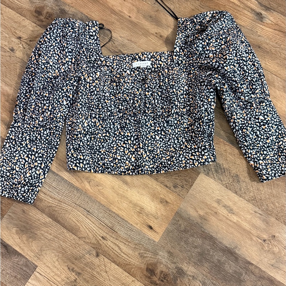 TOPSHP US 6 TOP
Women's Black and White Patterned Top
